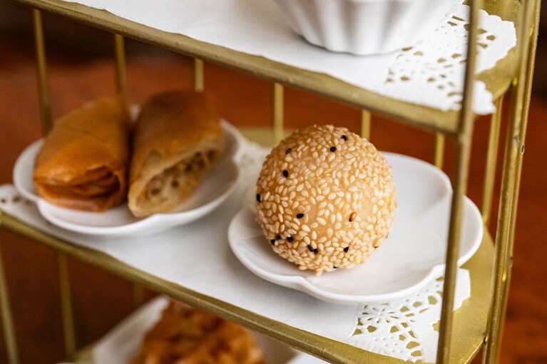 鳥籠の二段目は、具だくさん春巻（左）、とろーり金のゴマだんご（右）。