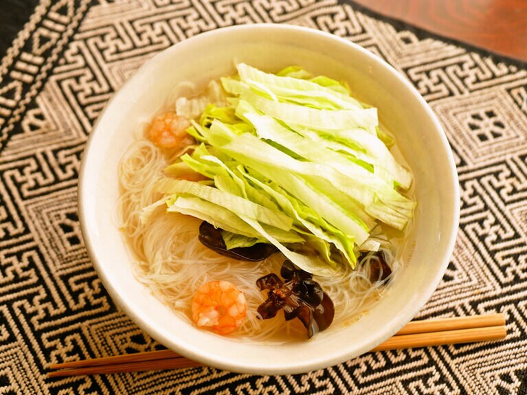 どっさりレタスのっけ汁ビーフン。