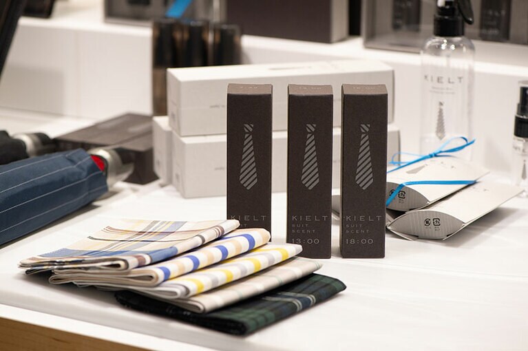 奥)「KIELT ODOR REMOVER(キエルト オウダーリムーバー)」1,700円 真ん中)キエルト「スーツセント」 各2,400円 手前)DELFONICS オリジナルハンカチ 各1,100円。