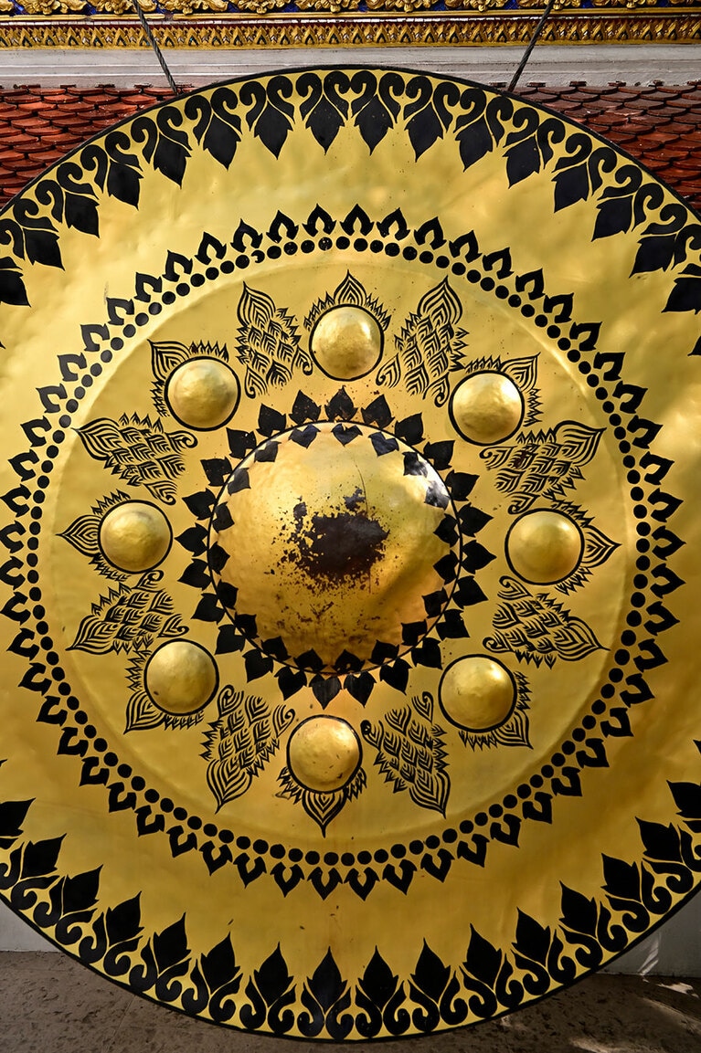 階段の途中にある大きな銅鑼。3回鳴らすのが参拝作法。