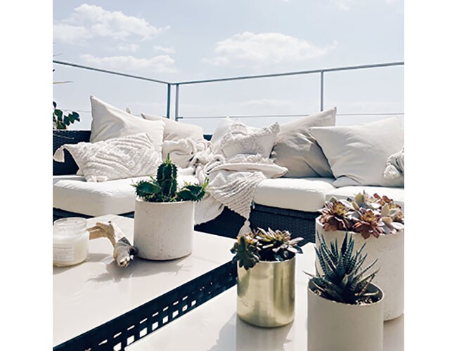 テラスのソファはベース部分が樹脂製の屋外仕様。