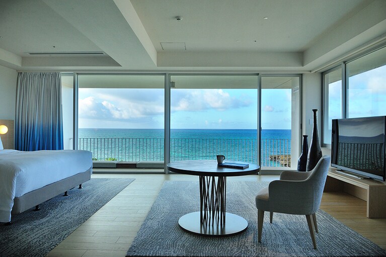 視界を遮るものなく青い海が広がる「オーシャンビューコーナージュニアスイート」。