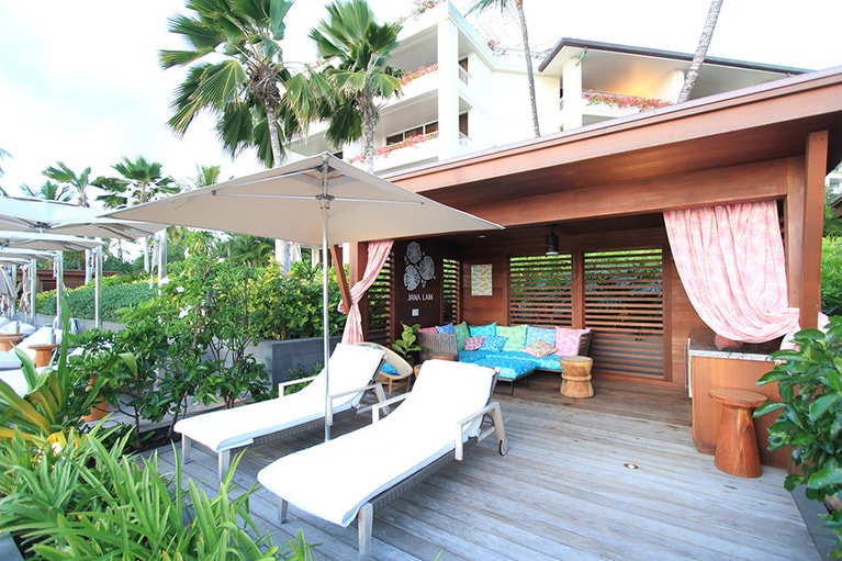 アダルトプールのプールサイドにあるカバナ。