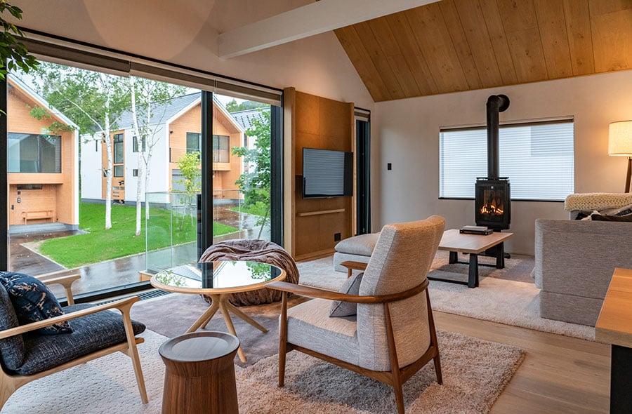 北欧テイストのスタイリッシュな家具をあしらったKOA(コア)。VILLAとTOWNHOUSEの2タイプあり、写真はVILLA。©秋田大輔
