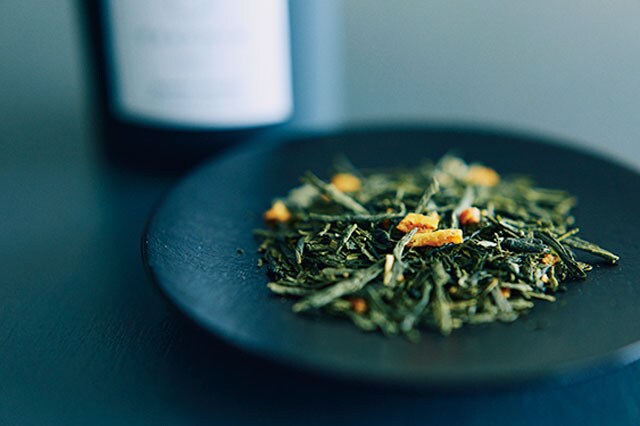 オリジナルの日本茶も扱う。写真は「緑茶 ゆず煎茶」810円〜。