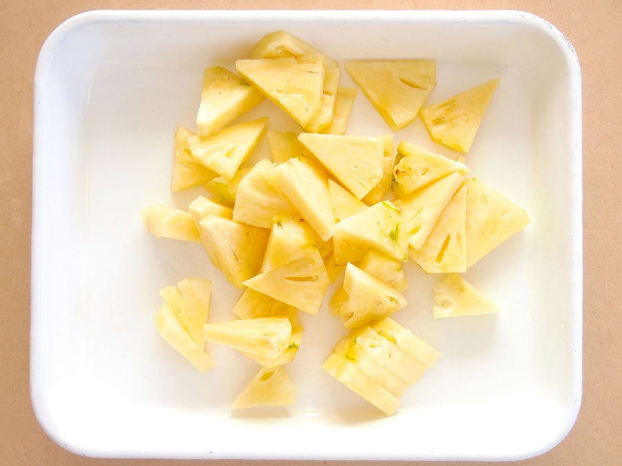 （1）パイナップルは上下を切り落とし、皮を剥きます。中心の芯を取り除き、食べやすい大きさに切ります。