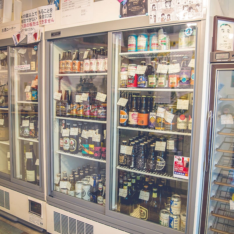 樽生ビール以外にも店内の冷蔵庫から飲みたいものを選べる。
