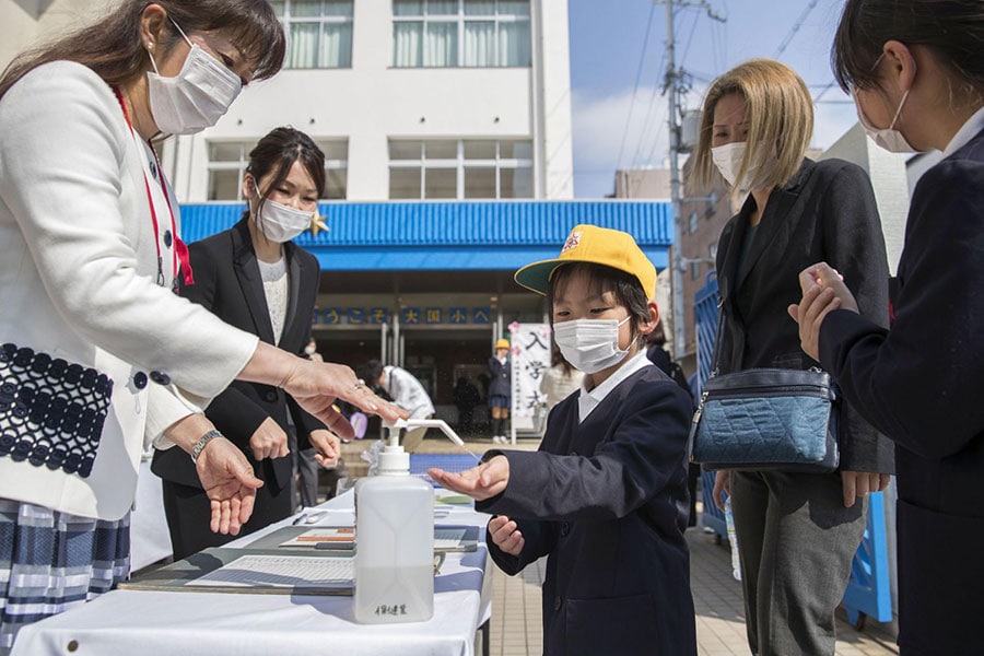小学校の入学式でも消毒などの対策がとられる事態に(4月4日、大阪)　©︎共同通信社