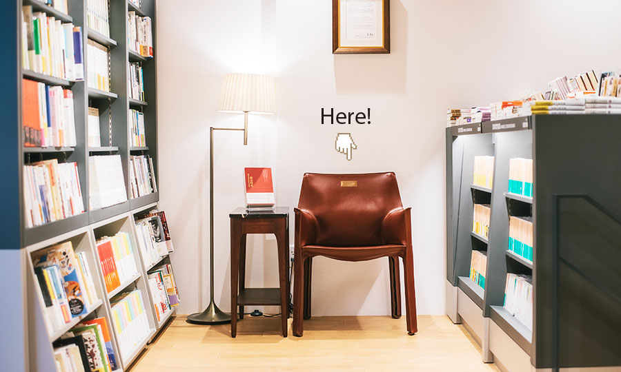 ゆっくり本を選ぶ場所として設置された、誠品書店のおもてなしを感じるスペース。