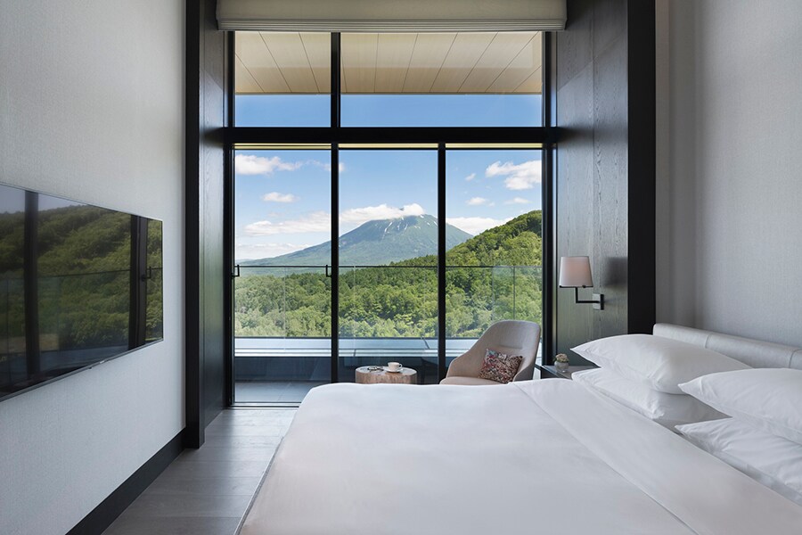 パーク ハイアット ニセコ HANAZONO［北海道／花園温泉］レジデンス棟客室一例。大きな窓からは雄大な羊蹄山を望む。