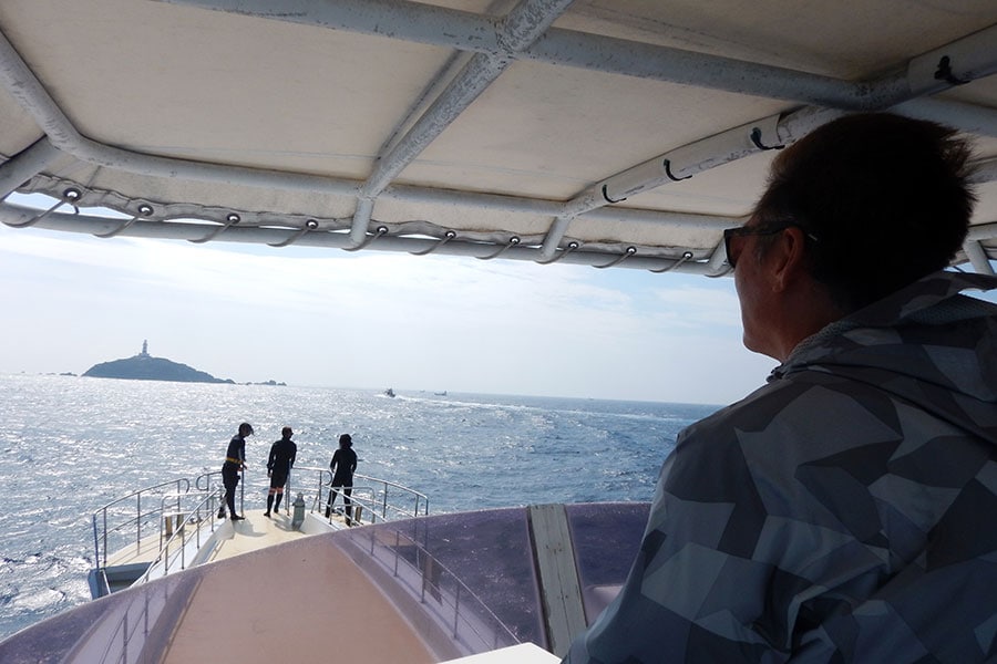 神子元島でお世話になっている海遊社290の船長、佐藤新吾さん。たよれるザ・海の男です。
