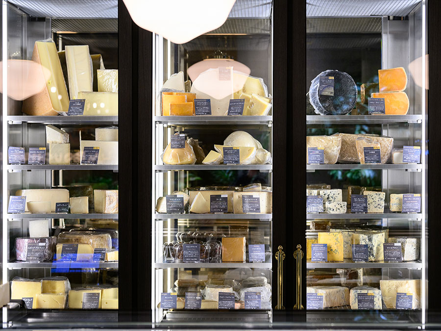 90種以上のヨーロッパチーズや、200種以上のワインが揃う。