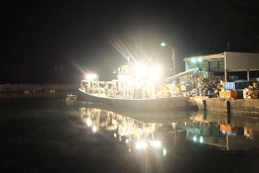 真夜中、出漁に向けての準備が行われている鹿渡島漁港。