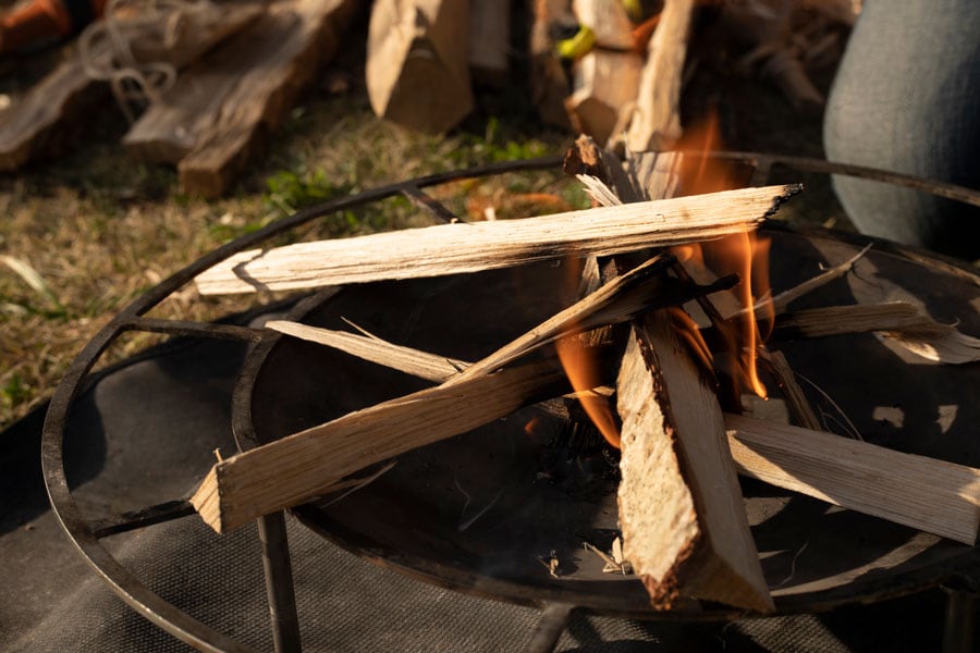 薪に火が移ったら、細めの薪を2、3本くべる。