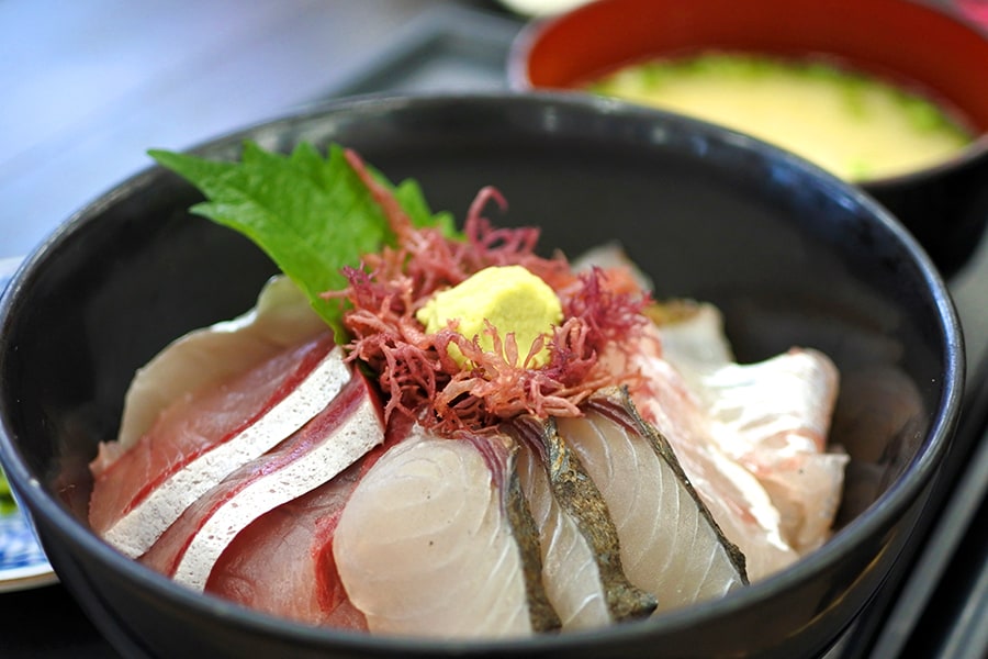 サワラやマダイ、タチウオなど５種を盛り合わせた海鮮丼は880円～。