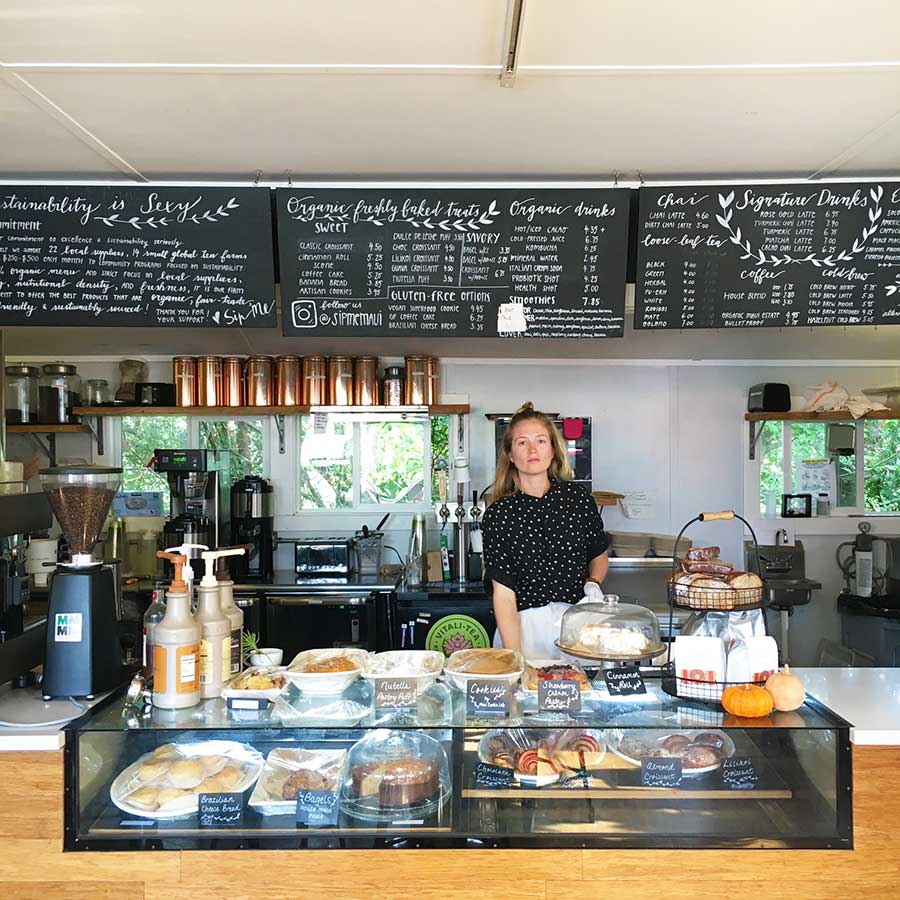 マカワオの人気カフェ「シップ・ミー(Sip Me)」。店の佇まい、フードメニュー、お客さんたち、みんな自然で素敵。
