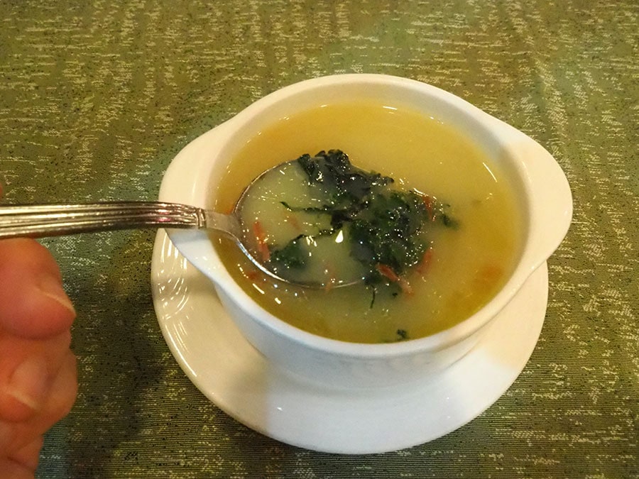 「西洋茨茸青菜湯（サイヨンシューヨンチェンチョイトン）」（ポルトガル風ポテトスープ）45マカオパカタ。少し塩・胡椒を入れてもよいくらいのやさしい風味。