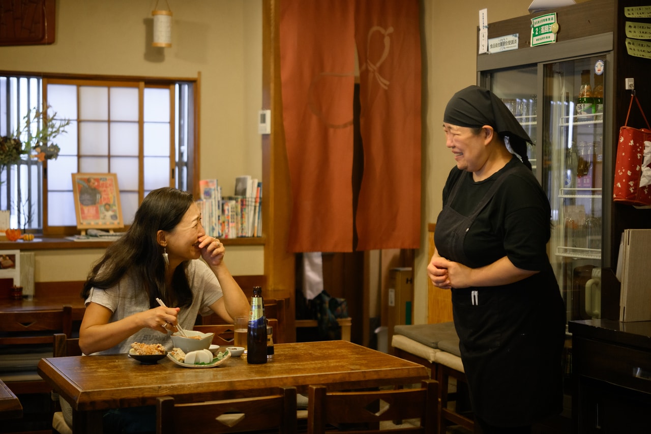 お客さんが引くとたまに席まで話しにきてくれる順子さん。何がおかしかったんだか忘れましたが、だいたいいつも大笑いの私たちです。