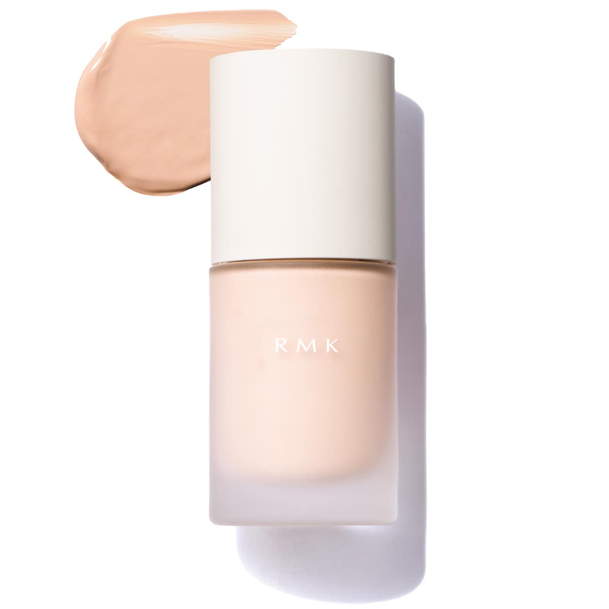 薄膜で何層か重ねることで、よりツヤと立体感のある仕上がりに。RMK リクイドファンデーション フローレスカバレッジ プラス SPF22・PA++ 全9色 30mL 6,600円／RMK Division