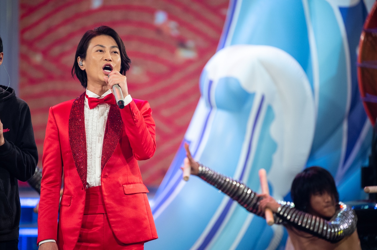 2018年紅白歌合戦リハーサルに臨む氷川きよしさん(撮影:文藝春秋)の表情は、本番さながらの迫力。向かって右に映っている、和太鼓エンターテイメント集団「DRUM TAO」の方のポーズもリハーサルとは思えない迫力である。