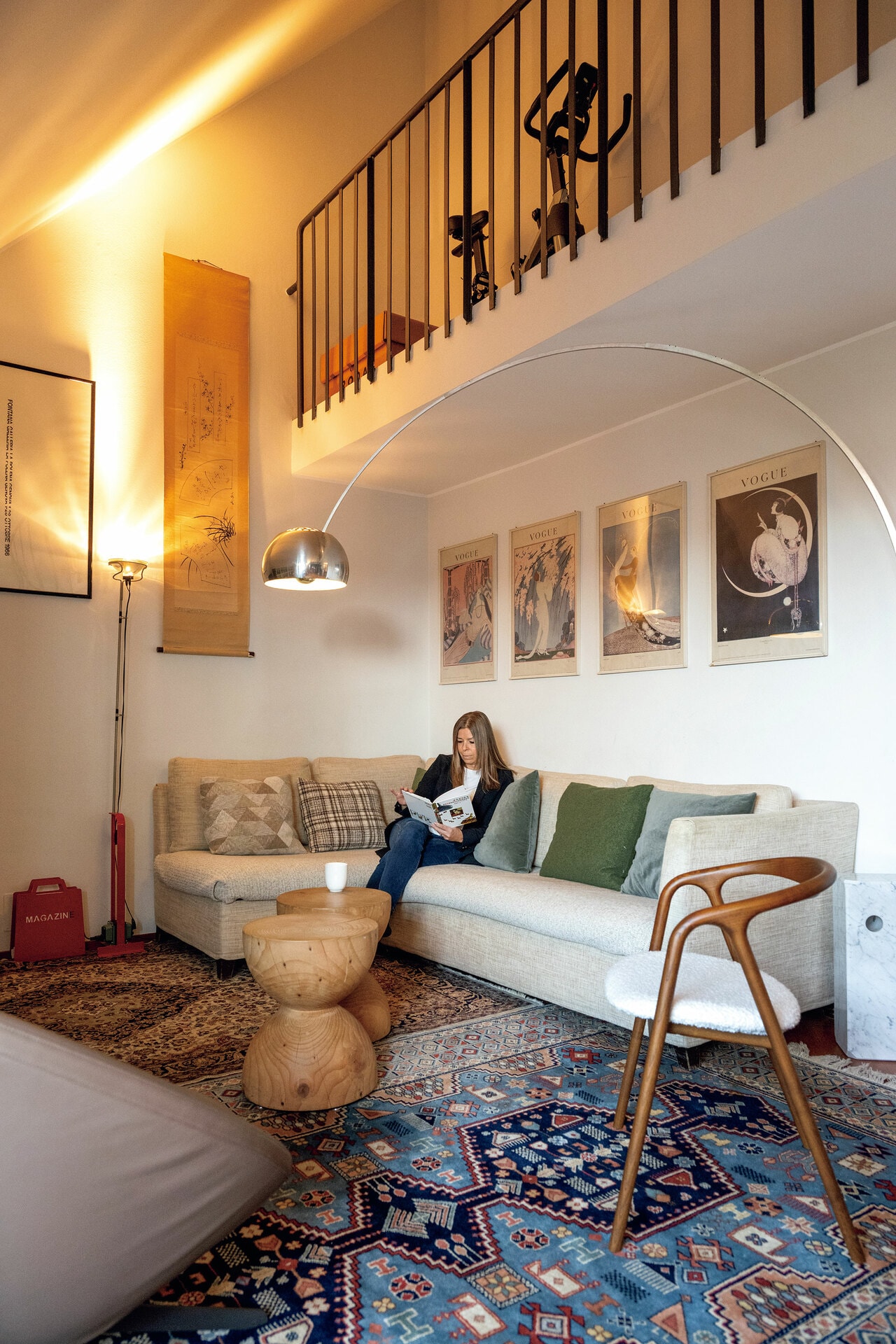 センス豊かなリビング。リーヴァの椅子「CLESSIDRA」をテーブルのように使っている。右の椅子はアルフレックスの「JK」。