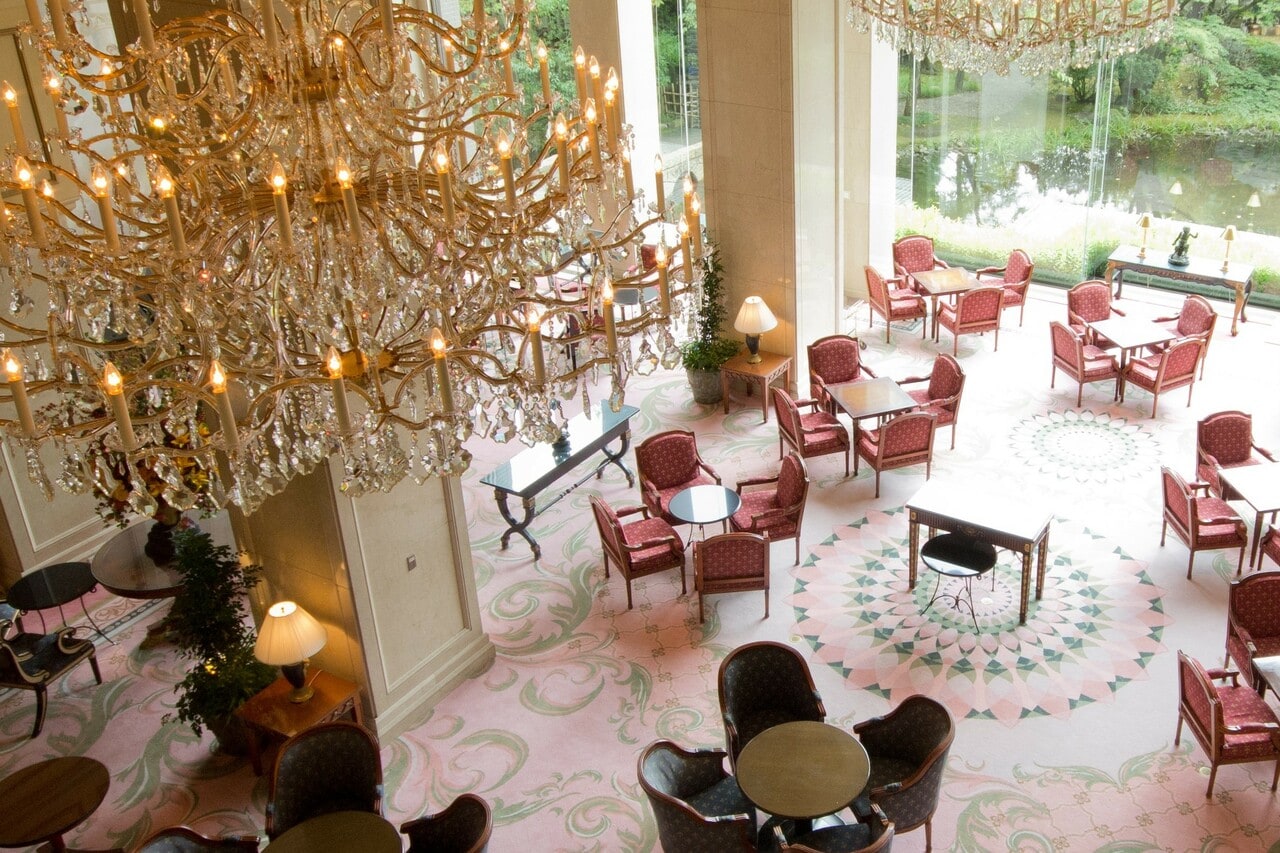 ホテル1階「ガーデンラウンジ」。吹き抜けの天井には光があふれ、窓一面に美しい緑が広がる。