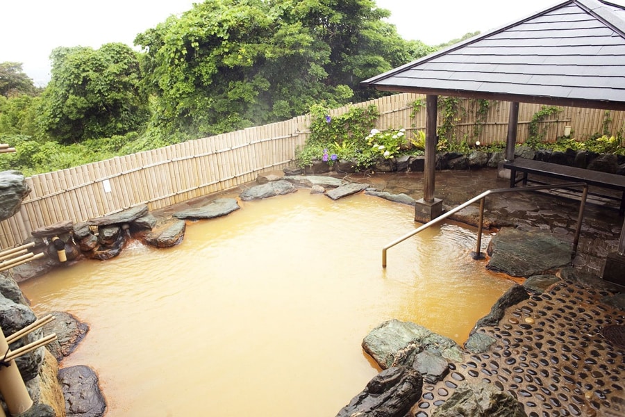 茶褐色のお湯は含鉄泉。湯上がりはずっと体がポカポカ。