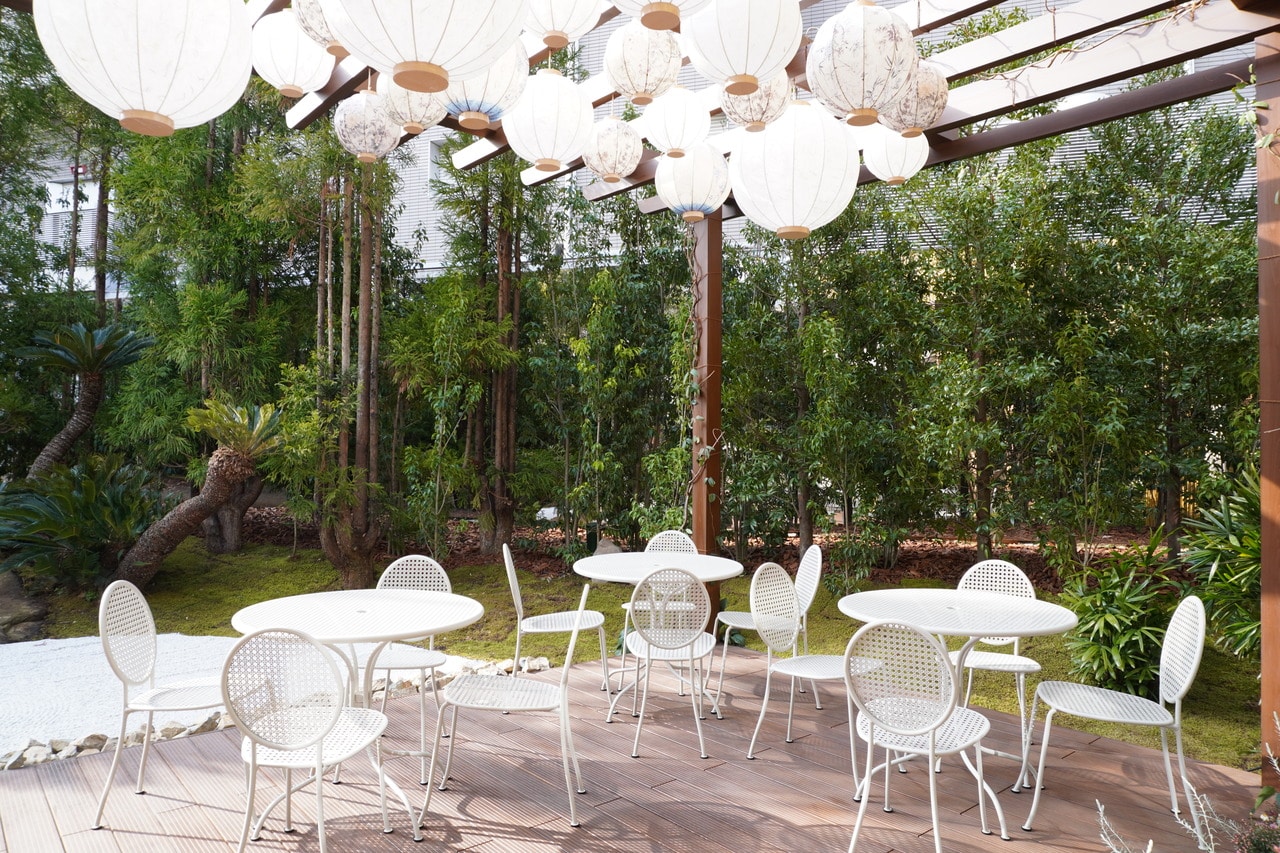 テラス席も完備。