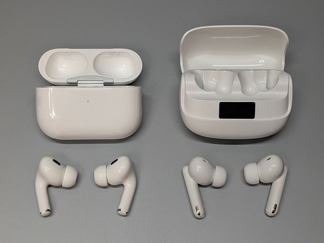 AirPods Pro（左）との比較。ケースの上から差し込んで収納する構造はよく似ています