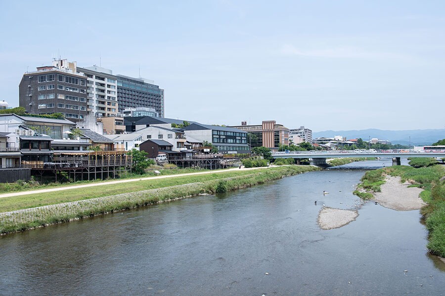 三条大橋から眺める鴨川。夏の風物詩「鴨川納涼床」の営業も始まっている。