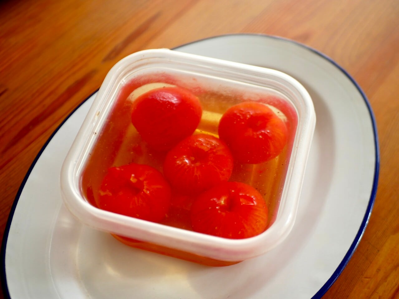 トマトをだしに浸けたもの。