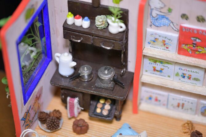 自宅リビングに飾られている、ファンから贈られた「ぐりとぐら」の手作りのミニチュアの家。 写真:杉山秀樹(文藝春秋写真部)