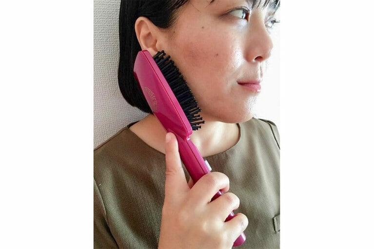 まずは、耳たぶの下付近に30秒間、押し当てる。