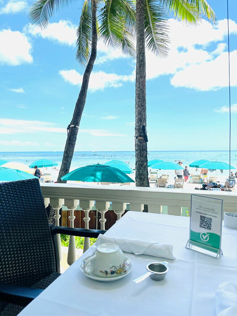 ビーチの目の前の席。メニューへアクセスするためのQRコードがある。