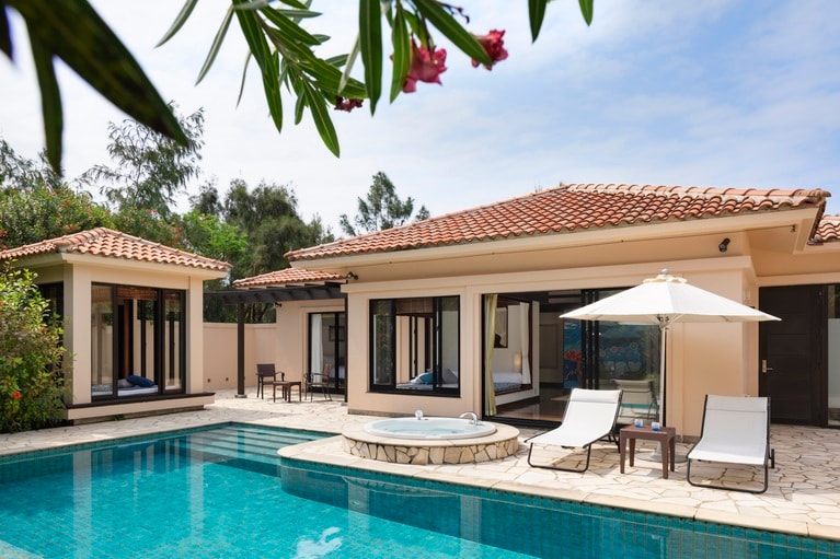 屋外プール、ジェットバス付きの「ロイヤルスイート」。