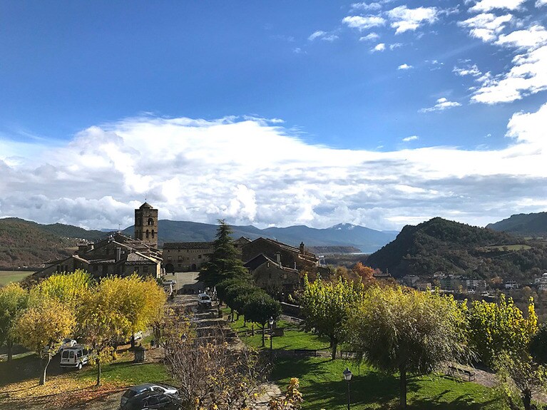 街の西にある城壁上から見たアインサ。サンタ・マリア教会の鐘楼とマジョール広場が見える。