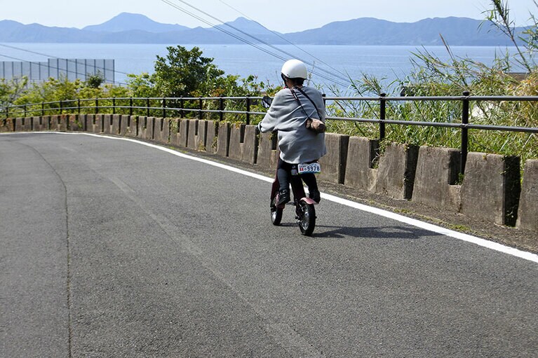 黒島港にある「黒島ウェルカムハウス」でレンタルできる最新型の電動スクーター「BLAZEブレイズ」。