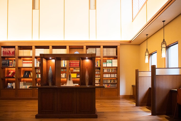 クラシックな趣のあるライブラリー。ここも天井が高い！