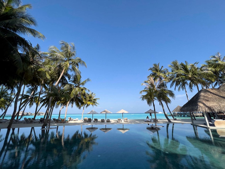 縁から水が流れ落ちるインフィニティエッジのプールに、ヤシの木やパラソルが映ると、南国の風景が2倍楽しめる！