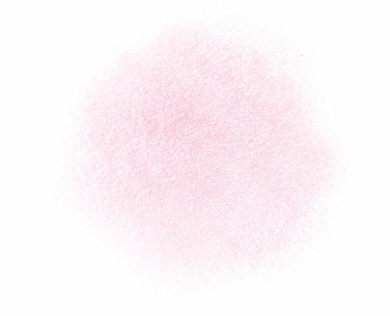 肉眼では確認できないような微粒のピンクパウダーに、シルバーパールや偏光レッドパールが配合されている。塗ると全体にほのかなさくら色の、自然なツヤ肌に。