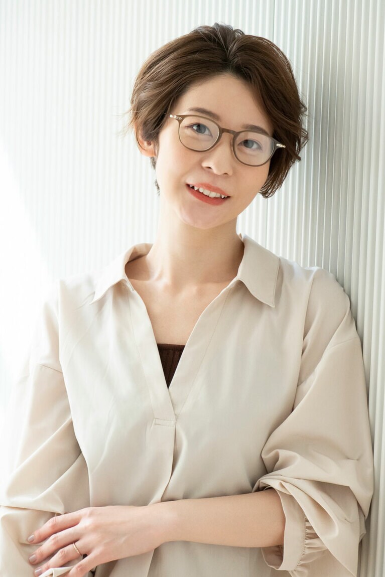 【CREAアンバサダーの廣松叶子さんが眼鏡メイクを実践！】ヘア＆メイク＝金澤美保