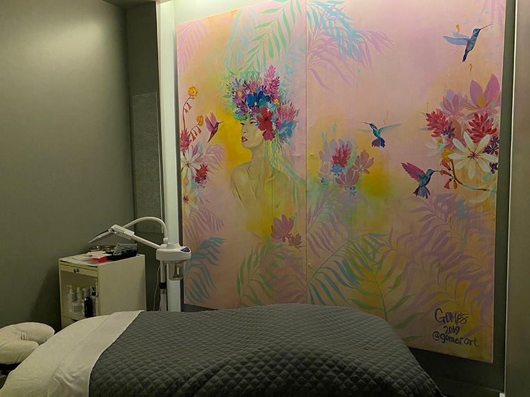 カカアコ名物のウォールアートにちなんで、各トリートメントルームにはテイラーさんのいとこが描く壁画が飾られています。