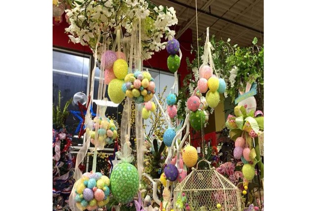 この時期のショーウィンドウは卵！ 卵！ 卵！ 卵のチョコレートやうさぎのオブジェなどが並びます。