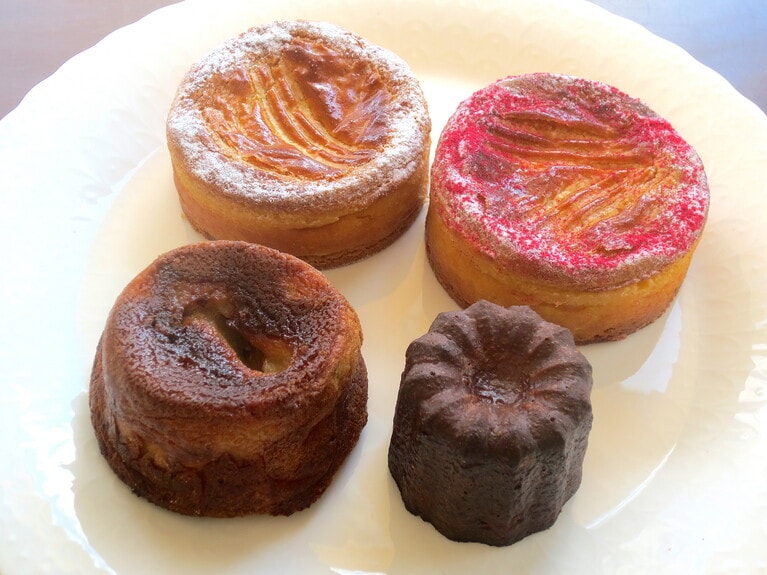 フランスの伝統菓子も、こだわりたっぷり。左上より時計回りに「ガトーバスク」420円、「ガトーバスク　グリオット」440円、「カヌレ」320円、「ファーブルトン」320円。