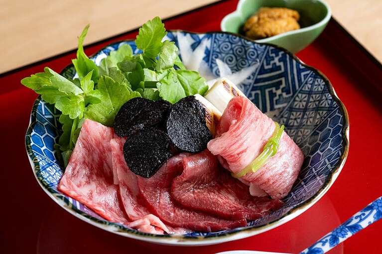 宮城名物の牛肉、うに、せり。トリュフの香りでワインにも合う味わい。