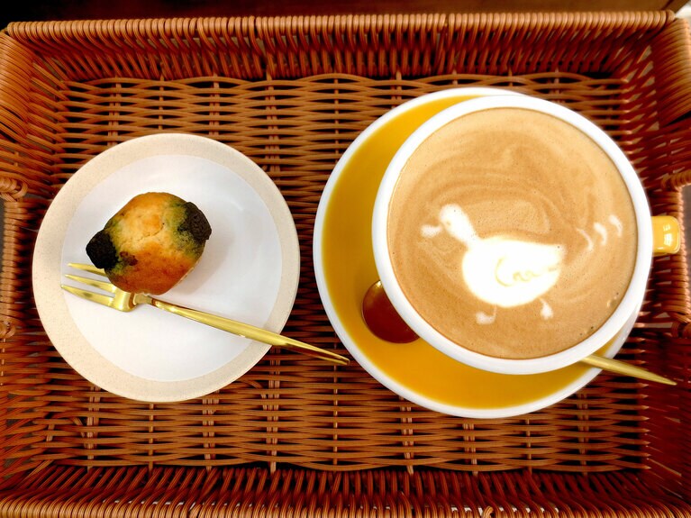 「あひる珈琲」の「カフェラテ」650円には、あひるのラテアートが！　こちらだけの焼き菓子「抹茶とあずきのマフィン」270円。