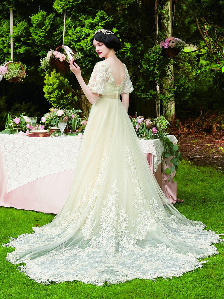 ディズニープリンセスの中で最も歴史のある白雪姫をモチーフにしたドレスは2種。クラシカルでヴィンテージ感のある上品で可愛らしいドレスに仕上がった。(C)Disney