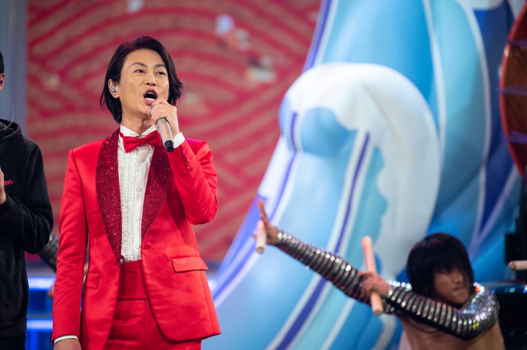 2018年紅白歌合戦リハーサルに臨む氷川きよしさん（撮影：文藝春秋）の表情は、本番さながらの迫力。向かって右に映っている、和太鼓エンターテイメント集団「DRUM TAO」の方のポーズもリハーサルとは思えない迫力である。