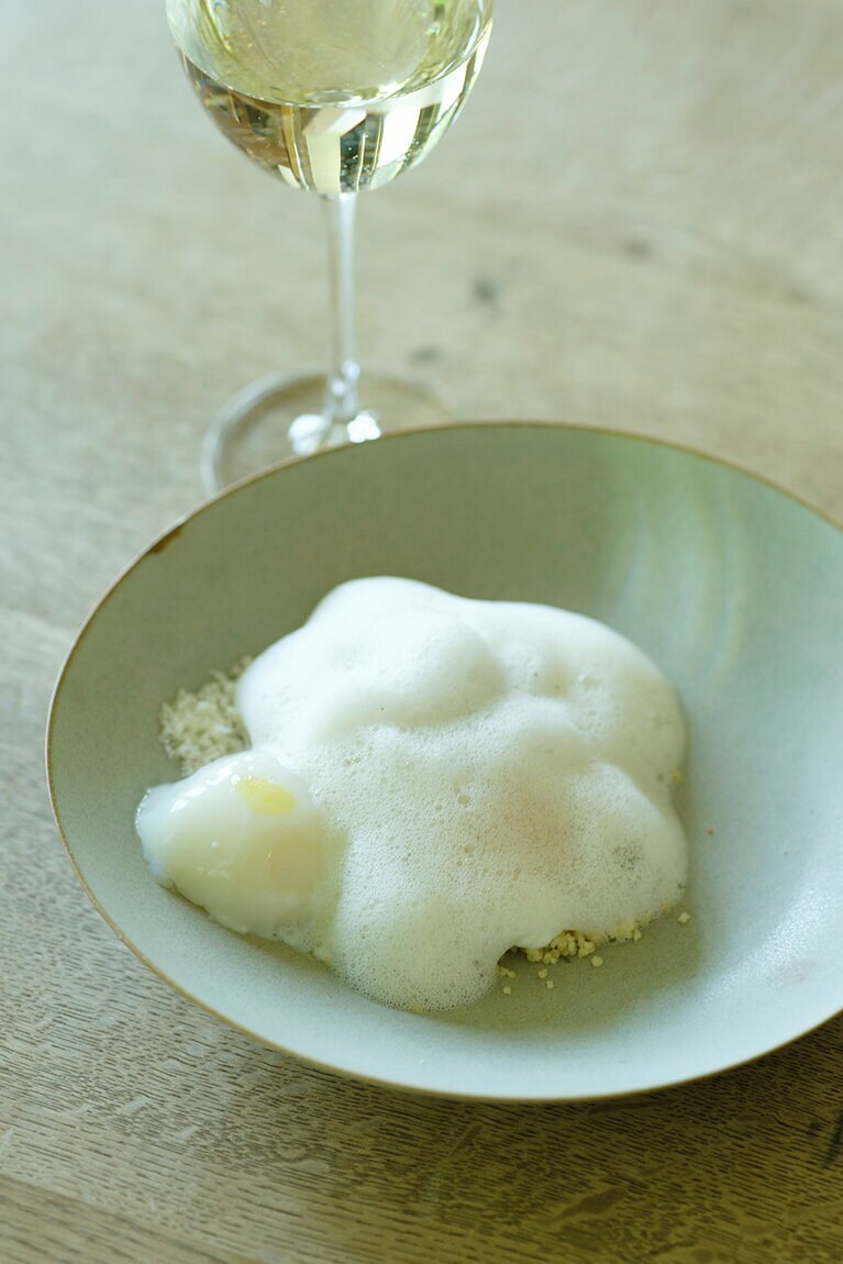 調理法の異なる野菜にゴルゴンゾーラの泡を纏わせた“農園サラダ”。