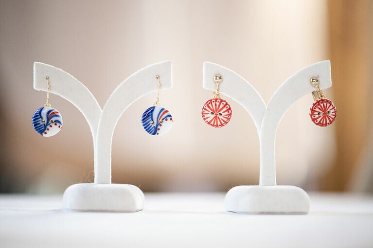 「天草ボタン」は衣類につけるもののほかに、ピアスやペンダントなどのアクセサリーに加工したものもある。